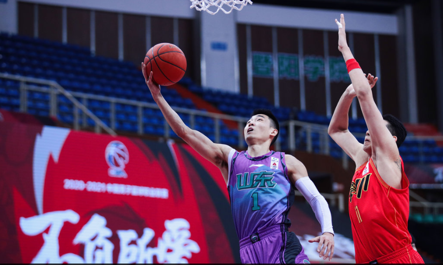 优德app下载 -樊振东澳门街头为球迷签球拍